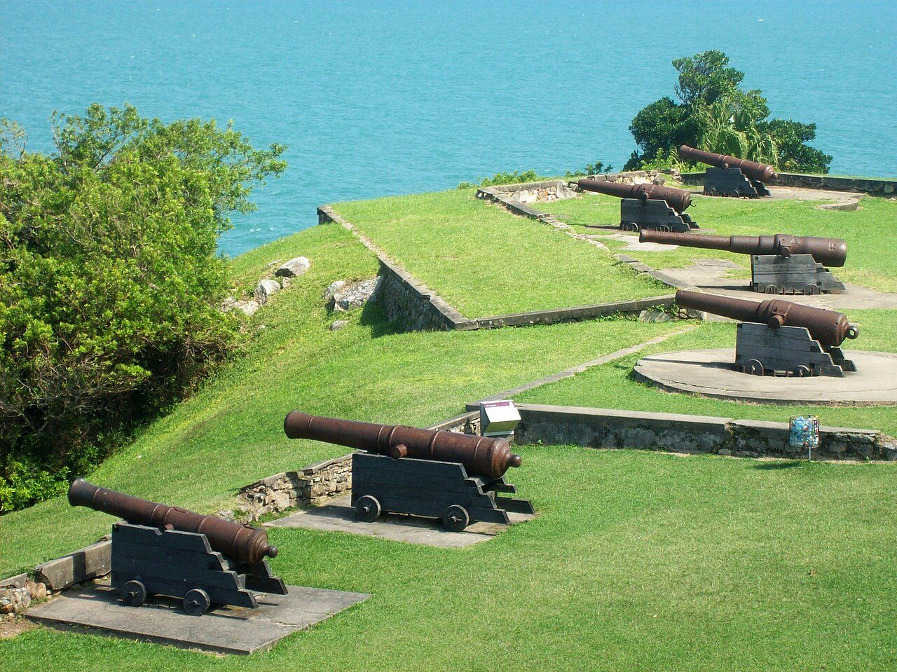 Os canhões da Fortaleza de Santa Cruz de Anhatomirim
