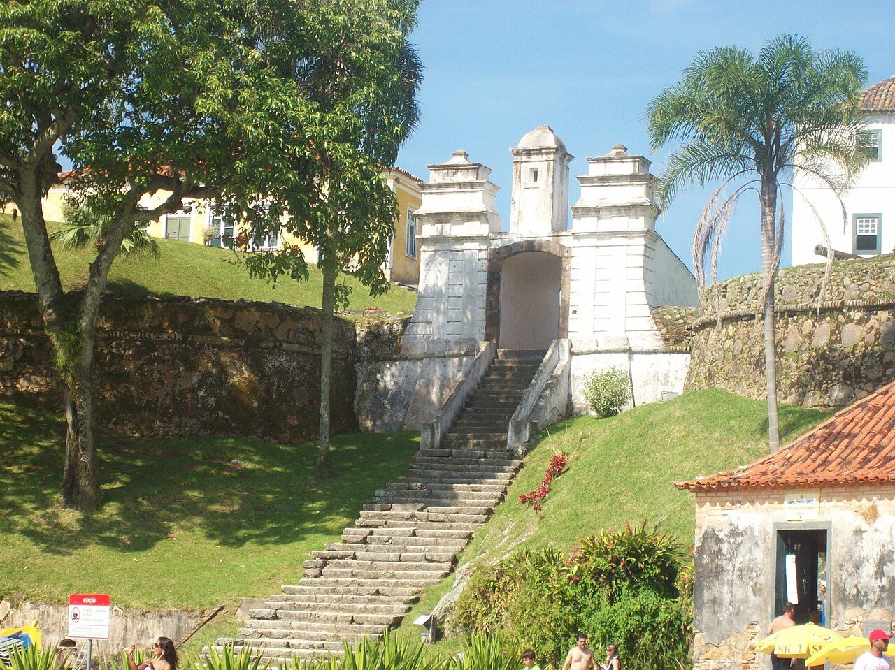 O portal de pedra da Fortaleza de Anhatomirim