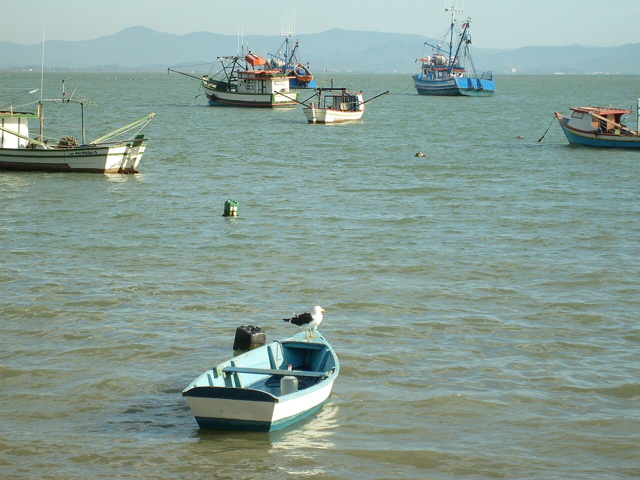 Barcos de pesca ancorados na baía