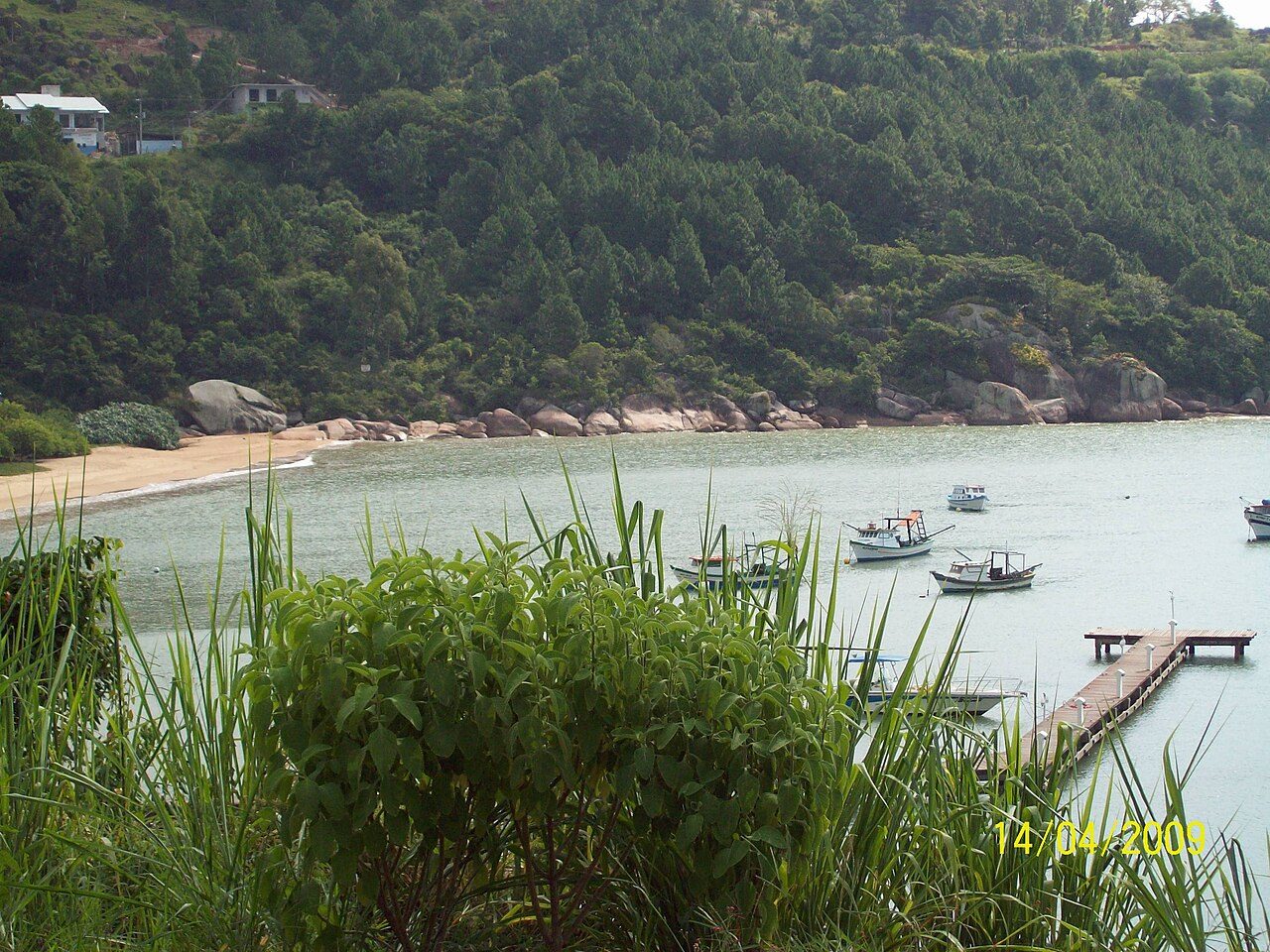 O trapiche e os barcos no Canto dos Ganchos
