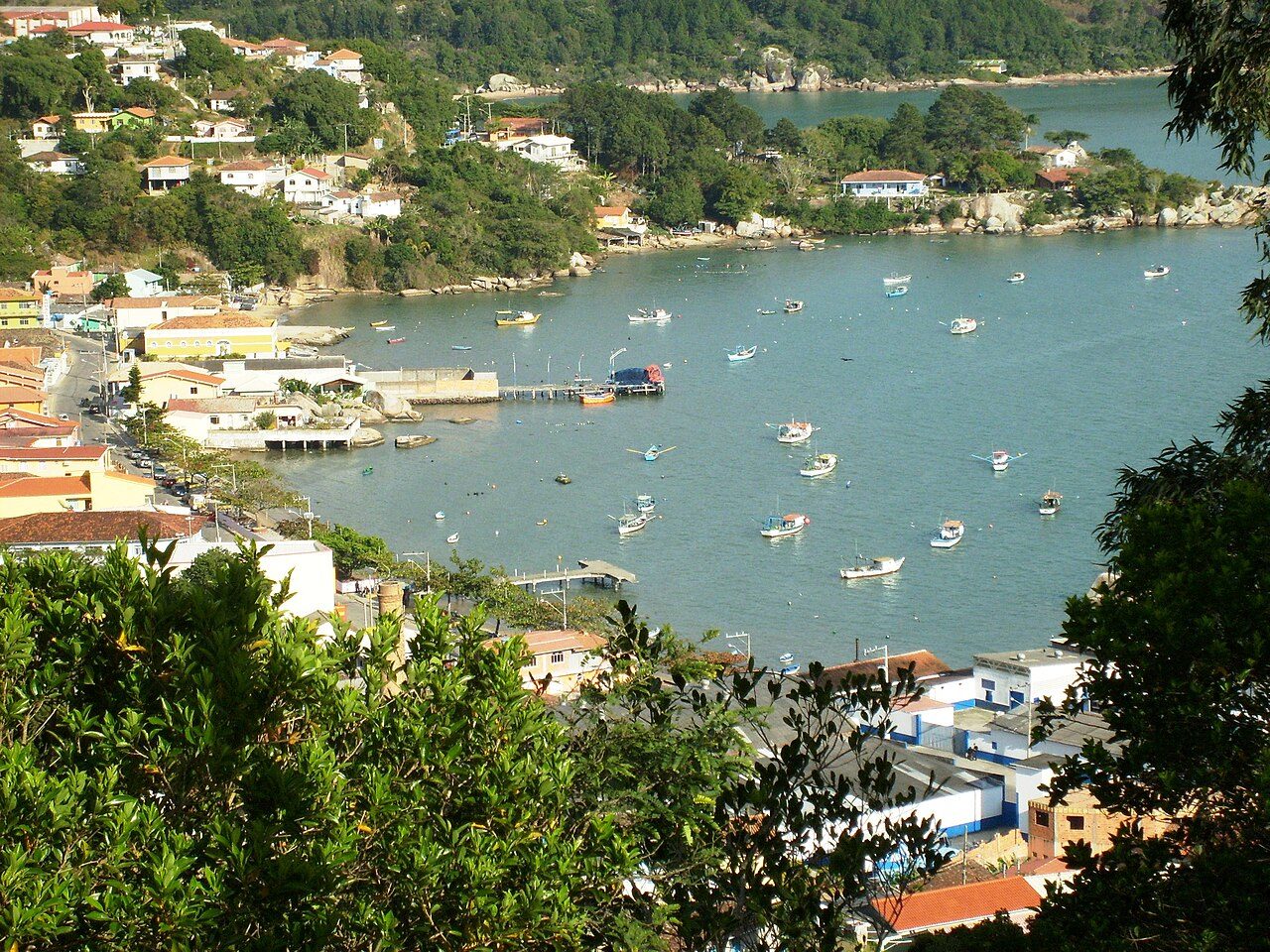 A vila de Ganchos vista do alto, com a baía cheia de barcos