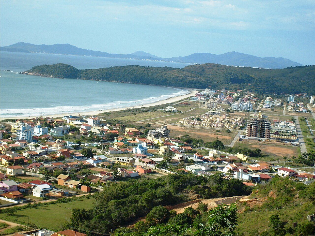 O arco da Praia de Palmas visto do alto