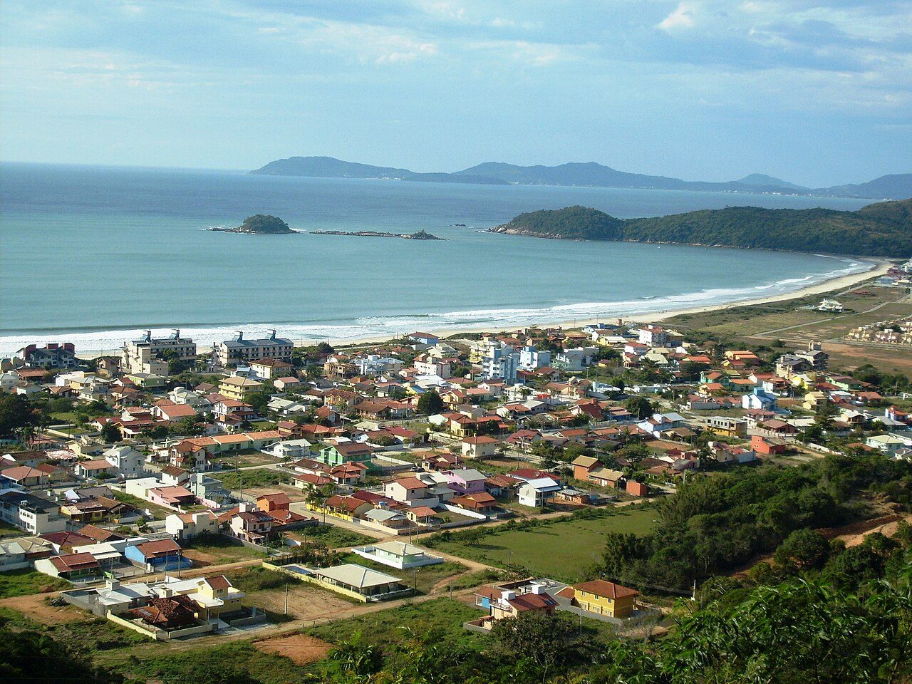 Praia de Palmas vista do morro, com o balneário ao fundo
