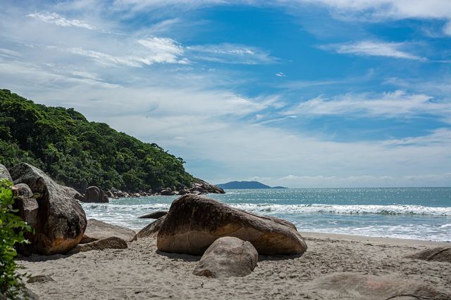 Praia do Sissial: areia clara entre costões