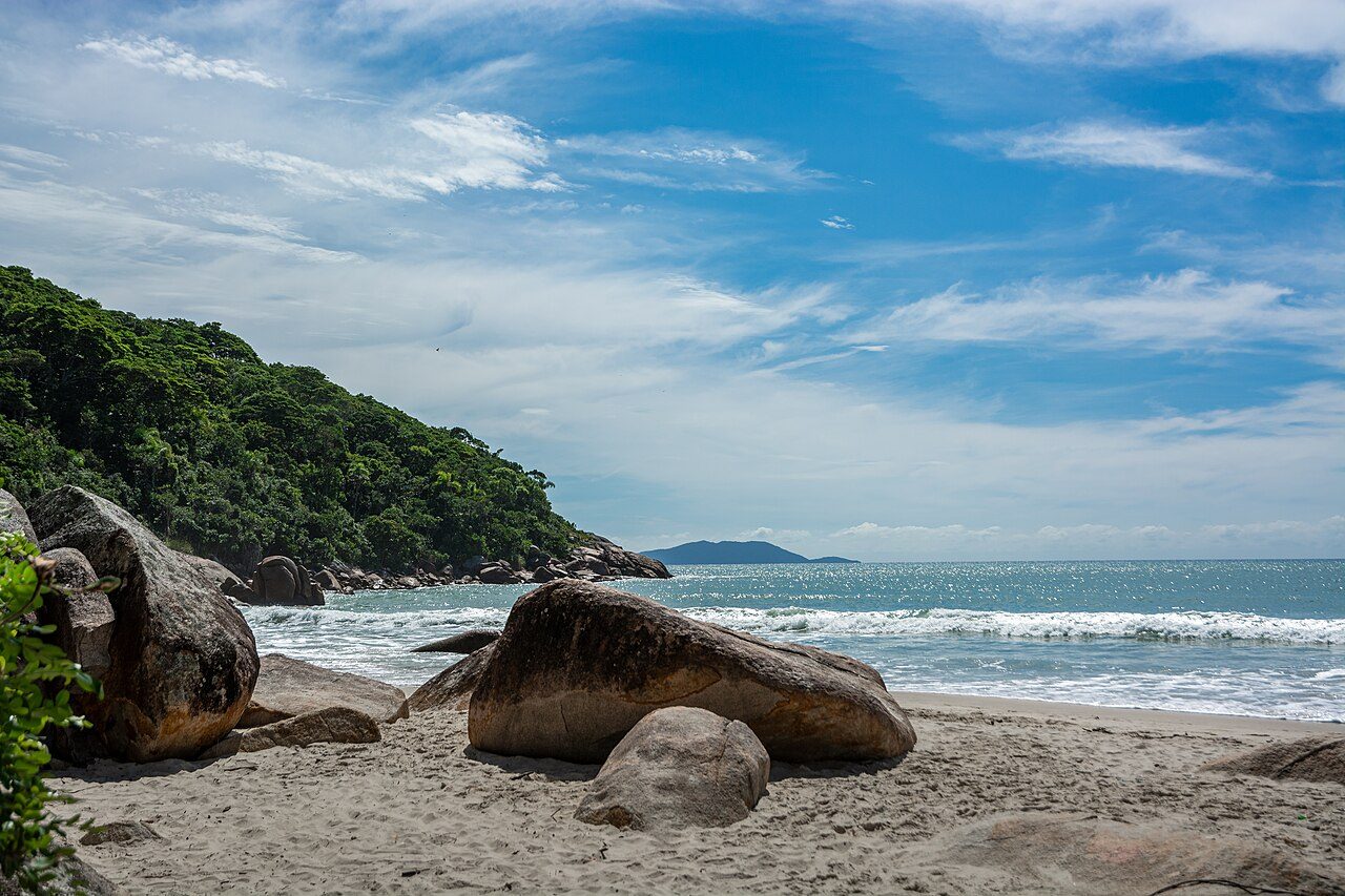 Praia do Sissial: areia clara entre costões